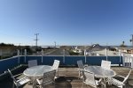 You will have spectacular views from the rooftop deck which has windbreak paneling to protect you from the wind.